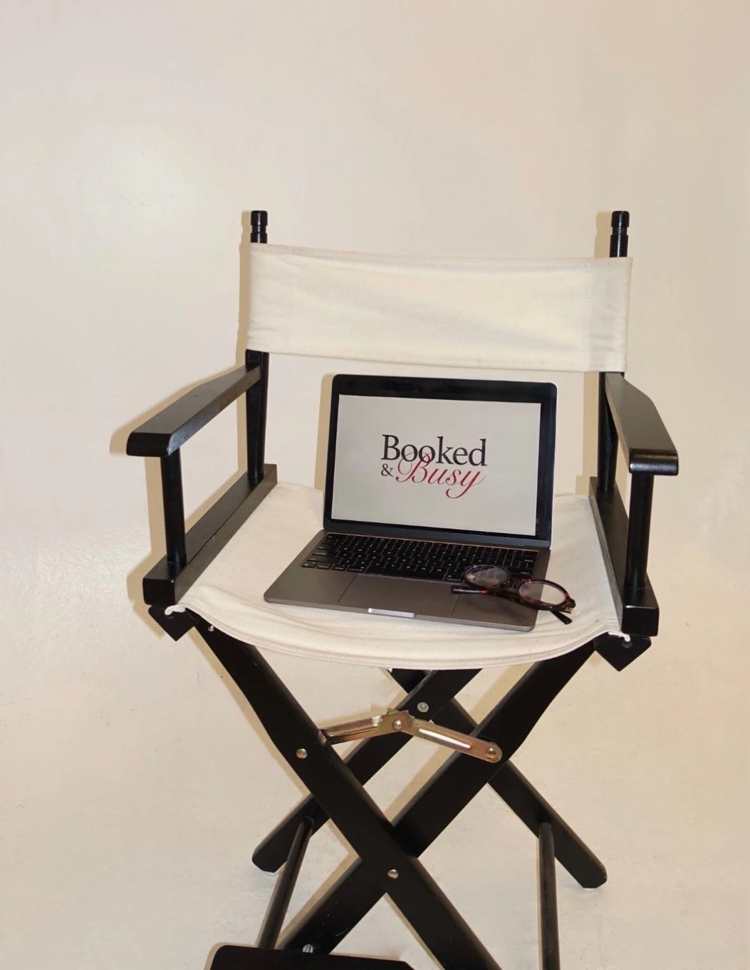 Silla de dirección con un portátil y la frase Booked & Busy